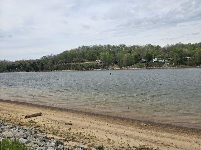 2027 Hardin Bottom River Rd, Clifton, TN 38425