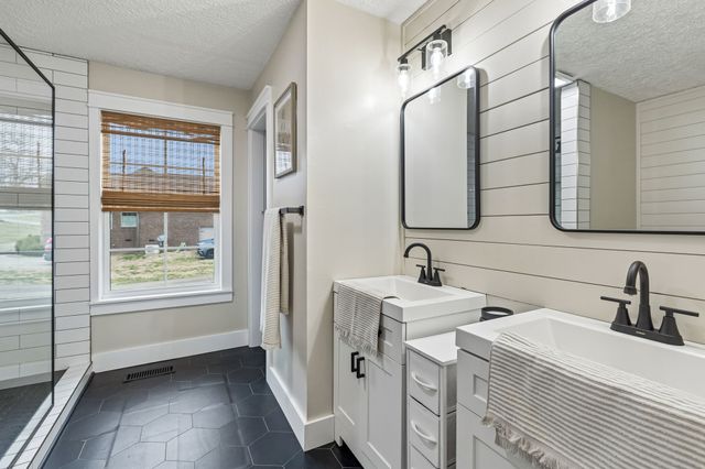 18 Crescent Blvd, Carthage, TN 37030