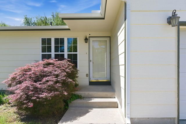 1521 E Rose Lane, Andover, KS 67002