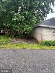 100 WALNUT ST, Green Lane, PA 18054
