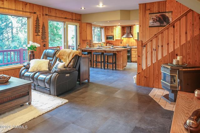 100 Alpine Ln, Easton, WA 98925
