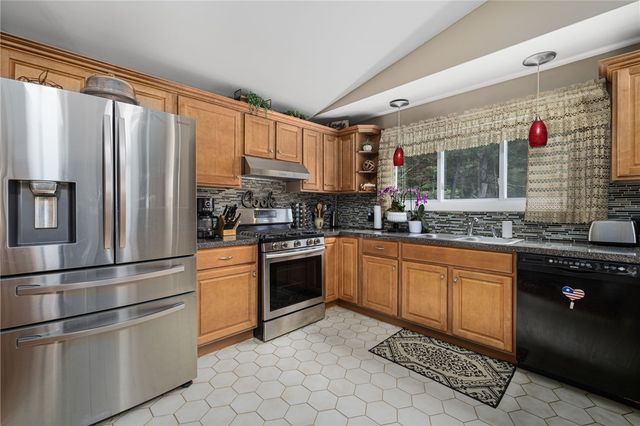 8 Birchwood Lane, Coventry, RI 02816