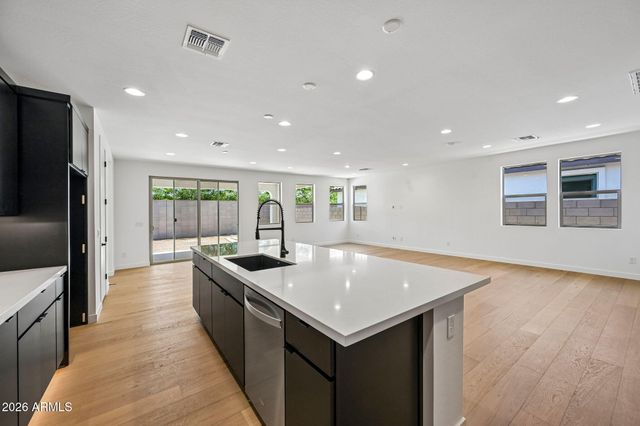 7955 W LOMA Lane, Peoria, AZ 85345