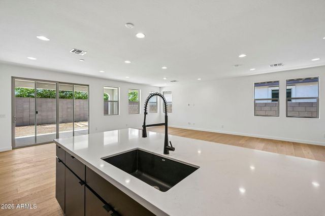 7955 W LOMA Lane, Peoria, AZ 85345