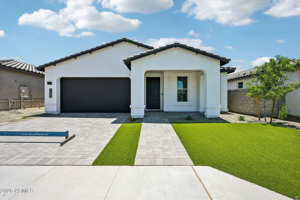 Image 1 of property listing at 7955 W LOMA Lane, Peoria, AZ 85345