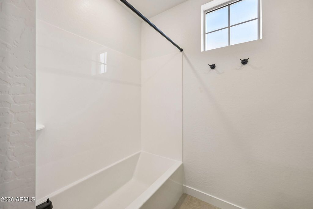 Image 10 of property listing at 7955 W LOMA Lane, Peoria, AZ 85345
