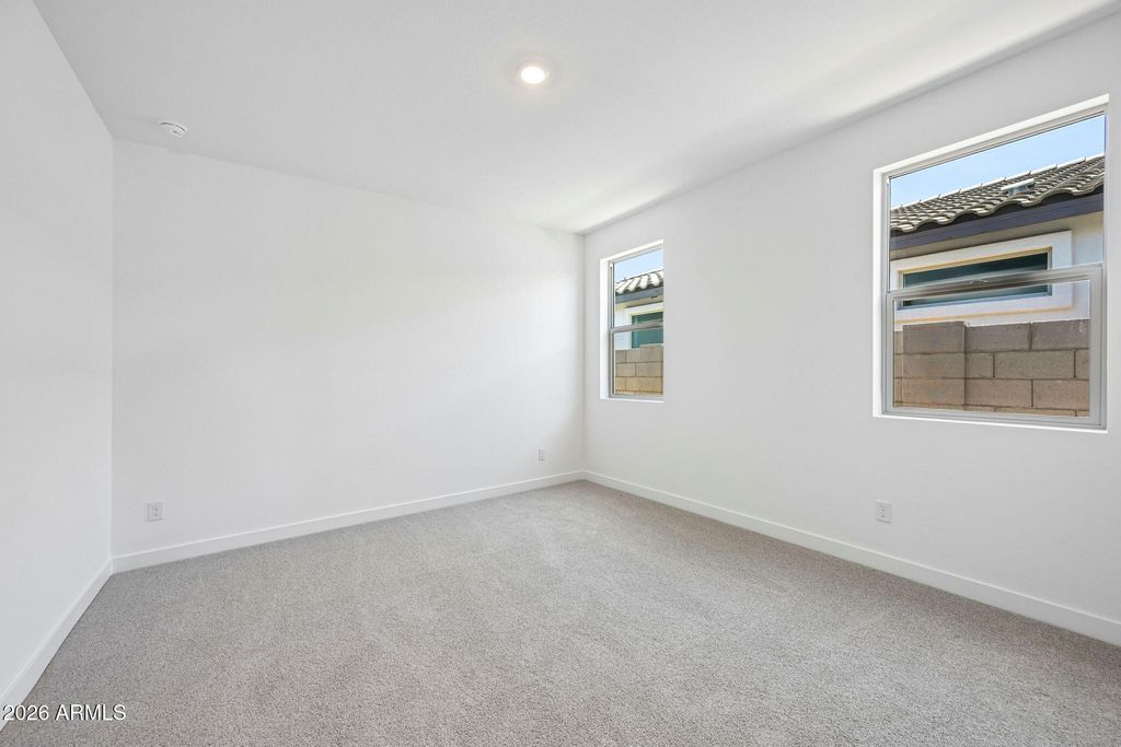 Image 11 of property listing at 7955 W LOMA Lane, Peoria, AZ 85345