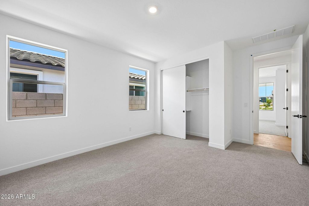 Image 12 of property listing at 7955 W LOMA Lane, Peoria, AZ 85345