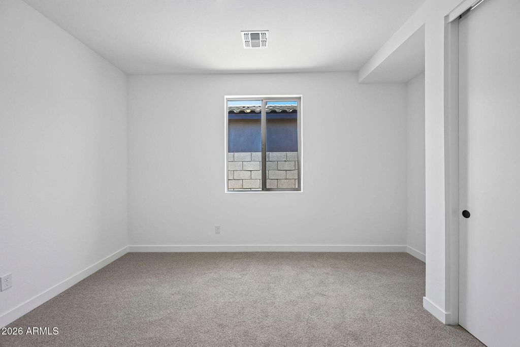 Image 14 of property listing at 7955 W LOMA Lane, Peoria, AZ 85345