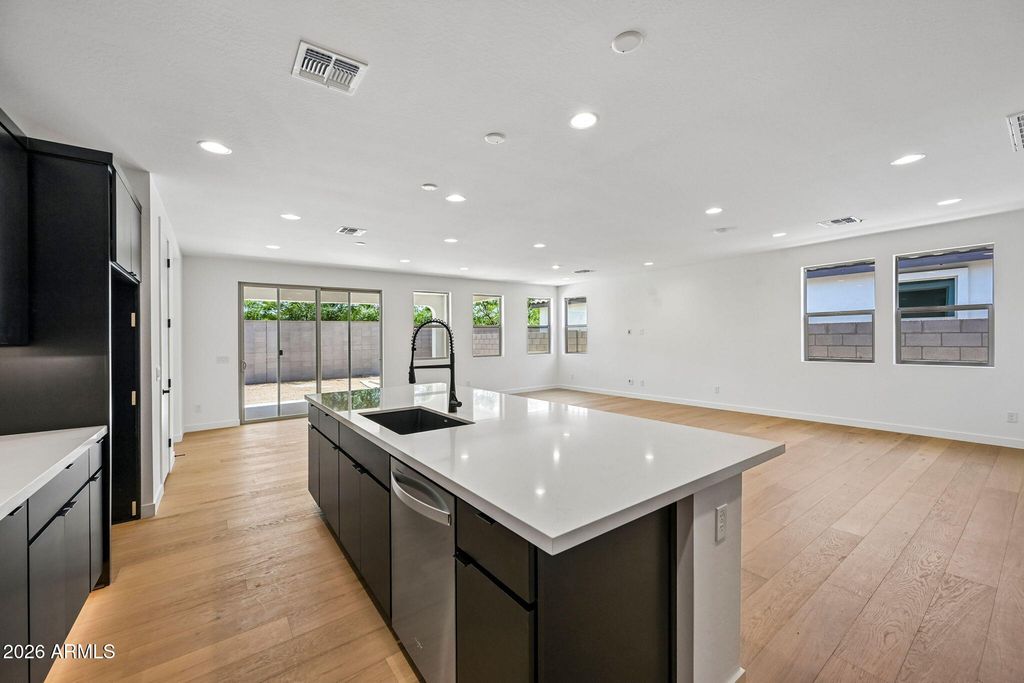 Image 23 of property listing at 7955 W LOMA Lane, Peoria, AZ 85345