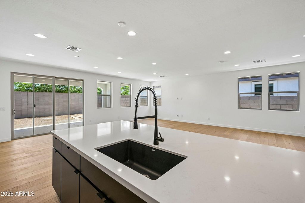 Image 25 of property listing at 7955 W LOMA Lane, Peoria, AZ 85345