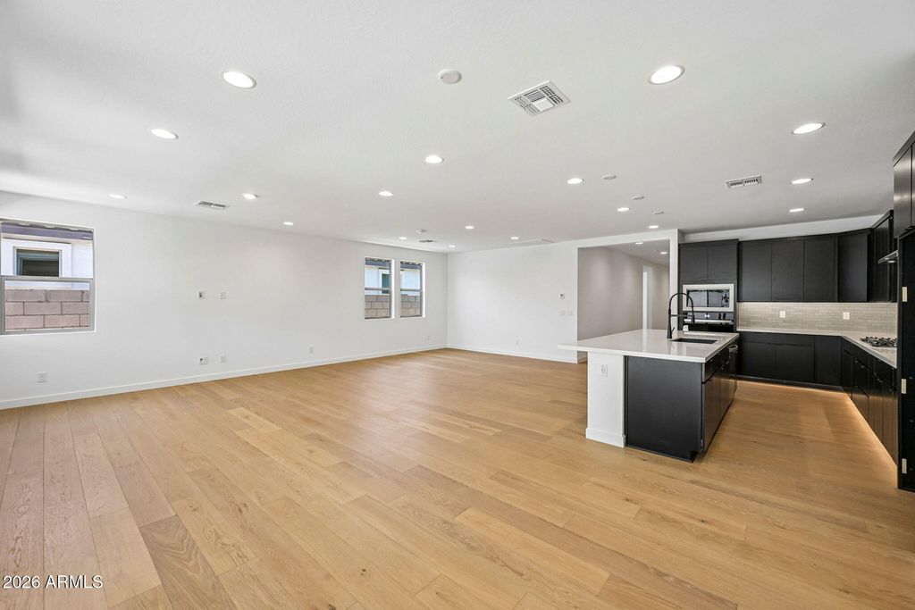 Image 30 of property listing at 7955 W LOMA Lane, Peoria, AZ 85345