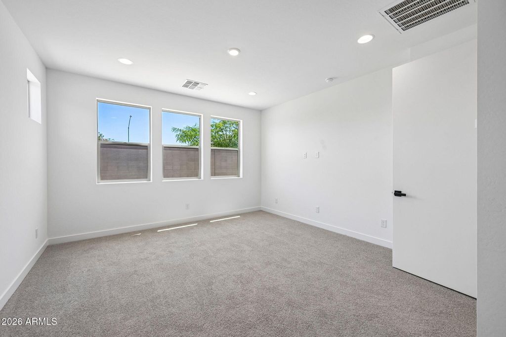 Image 38 of property listing at 7955 W LOMA Lane, Peoria, AZ 85345