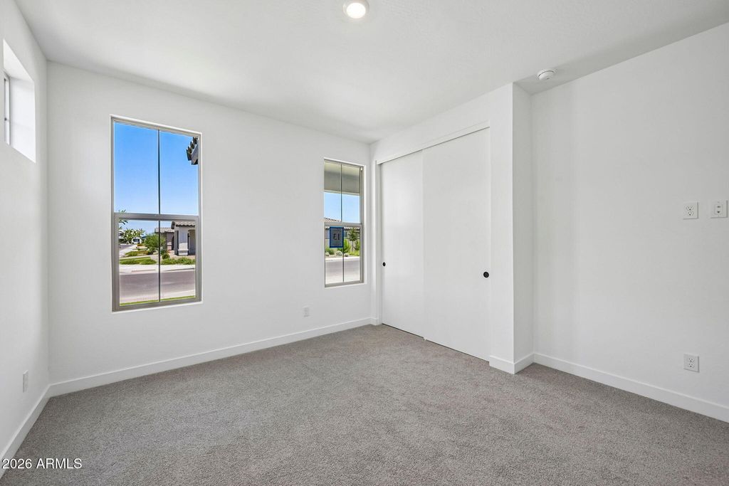 Image 8 of property listing at 7955 W LOMA Lane, Peoria, AZ 85345