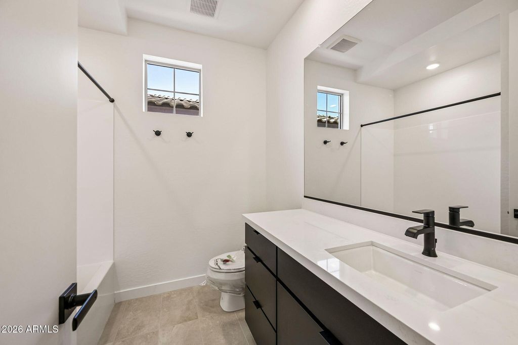 Image 9 of property listing at 7955 W LOMA Lane, Peoria, AZ 85345
