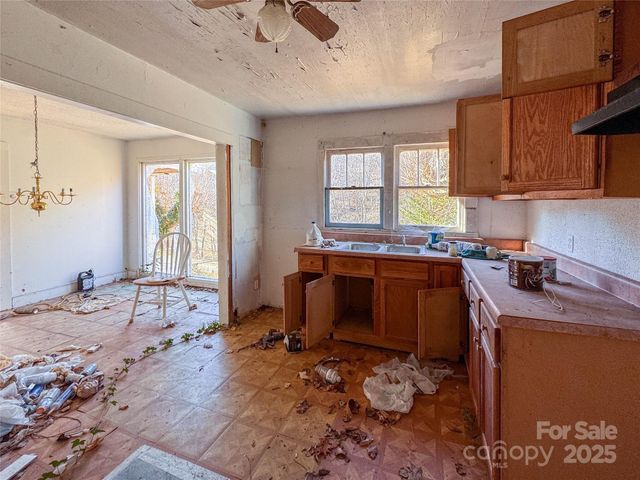 218 Cub Creek Road, Bakersville, NC 28705