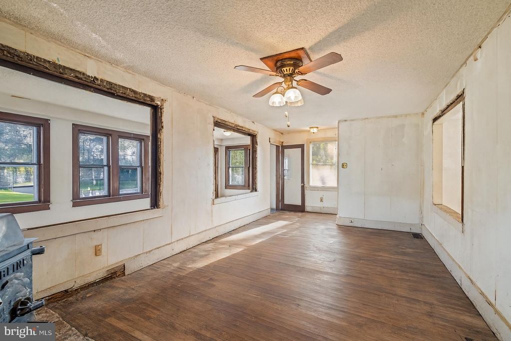 1066 LEXINGTON DR, Woodbury, NJ 08096
