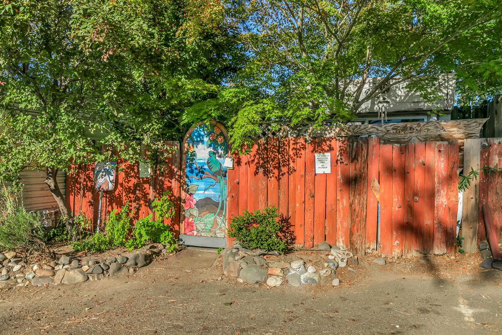 1565 Siskiyou Boulevard SPC 42, Ashland, OR 97520