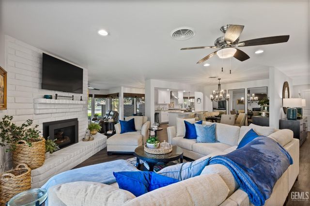 1700 Ashe Road 15, Bakersfield, CA 93309