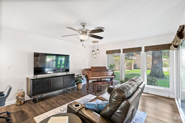 1700 Ashe Road 15, Bakersfield, CA 93309