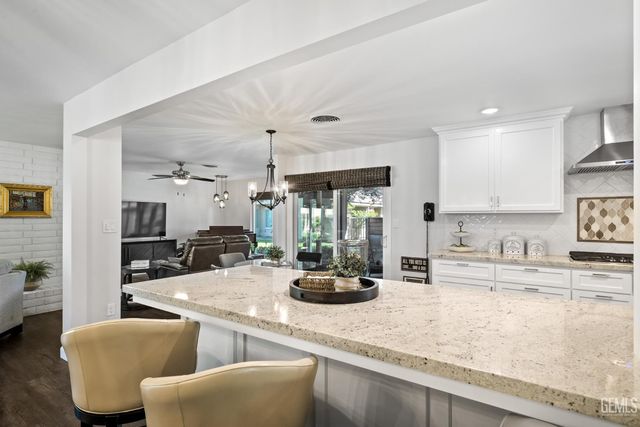 1700 Ashe Road 15, Bakersfield, CA 93309