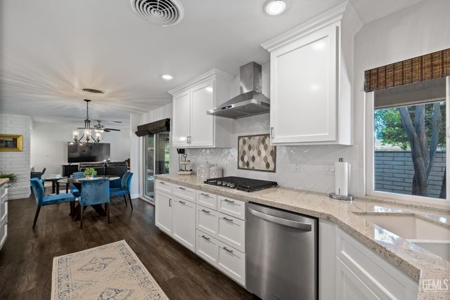 1700 Ashe Road 15, Bakersfield, CA 93309