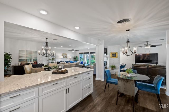 1700 Ashe Road 15, Bakersfield, CA 93309