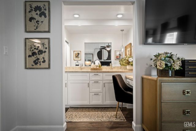 1700 Ashe Road 15, Bakersfield, CA 93309