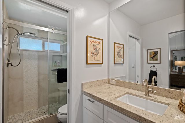 1700 Ashe Road 15, Bakersfield, CA 93309