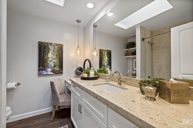 1700 Ashe Road 15, Bakersfield, CA 93309