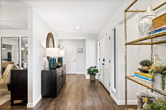 1700 Ashe Road 15, Bakersfield, CA 93309