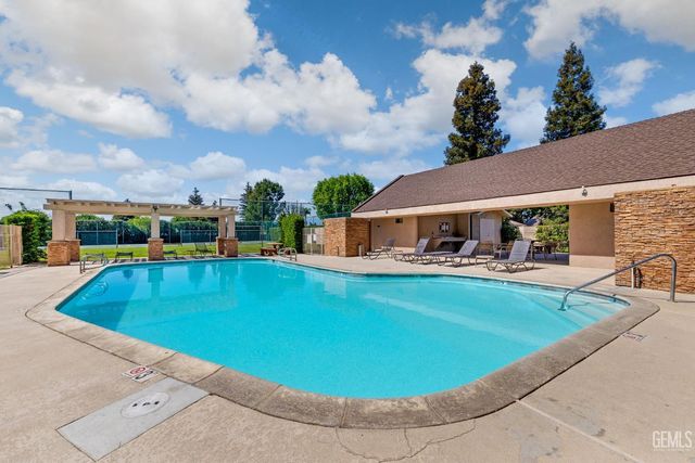 1700 Ashe Road 15, Bakersfield, CA 93309