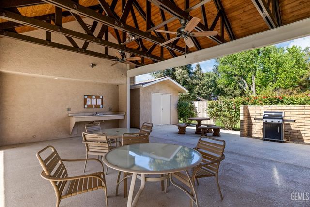 1700 Ashe Road 15, Bakersfield, CA 93309