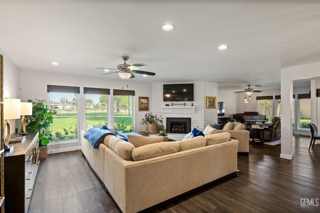 1700 Ashe Road 15, Bakersfield, CA 93309