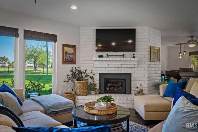 1700 Ashe Road 15, Bakersfield, CA 93309