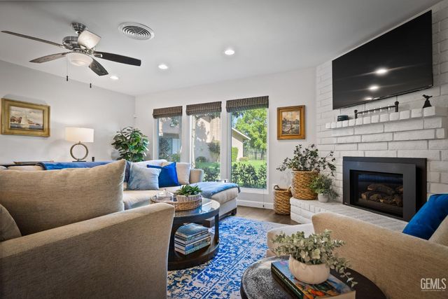 1700 Ashe Road 15, Bakersfield, CA 93309