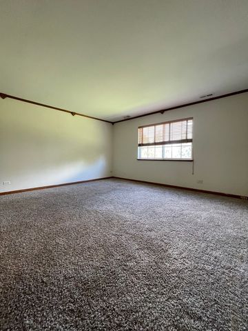 3609 Roanoke Avenue, Carpentersville, IL 60110