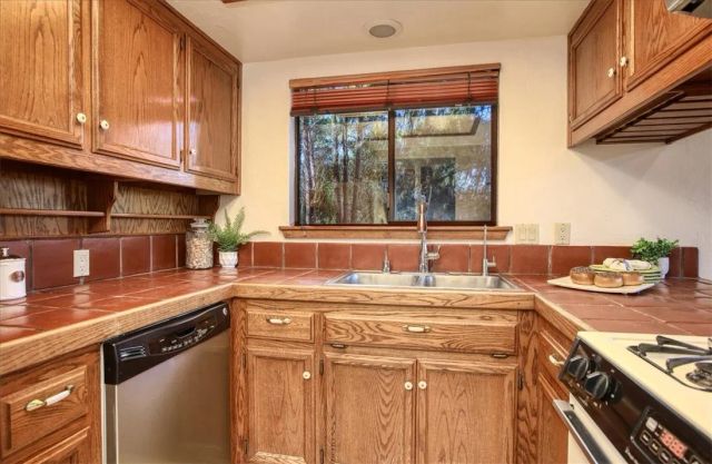 2550 Emerson Road, Cambria, CA 93428