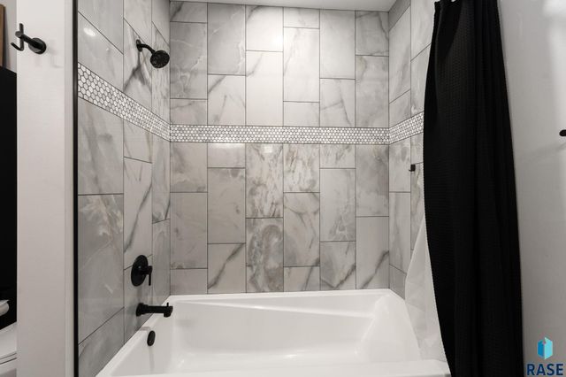 7001 E 26th St Street, Sioux Falls, SD 57110