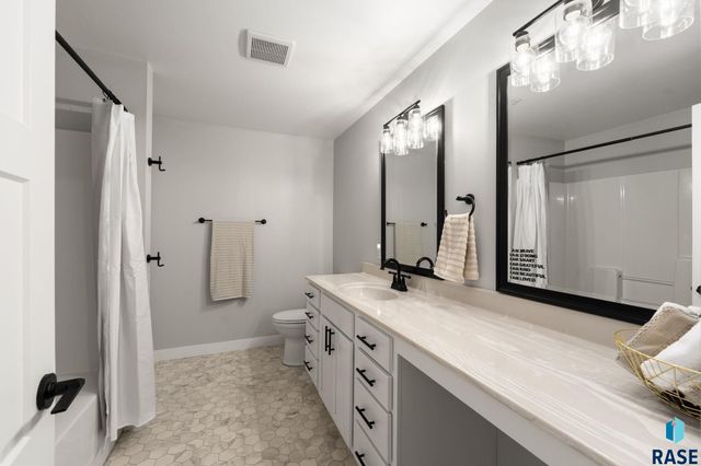 7001 E 26th St Street, Sioux Falls, SD 57110