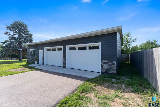 7001 E 26th St Street, Sioux Falls, SD 57110