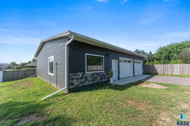 7001 E 26th St Street, Sioux Falls, SD 57110