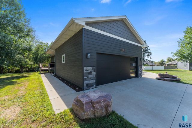 7001 E 26th St Street, Sioux Falls, SD 57110