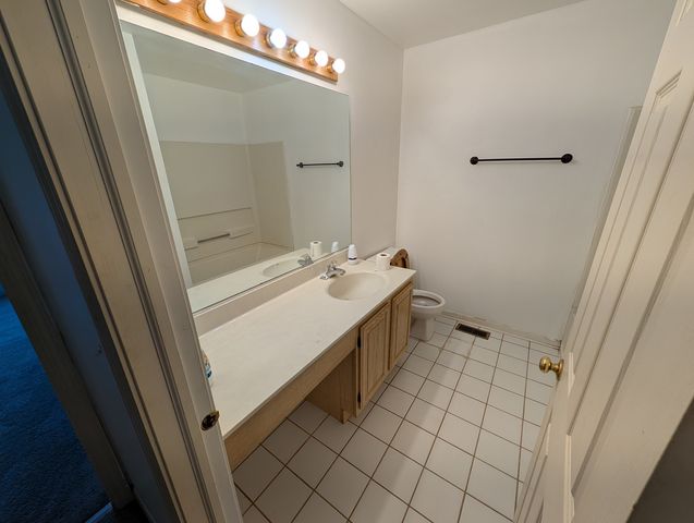 843 E Princeton Circle 843, Island Lake, IL 60042