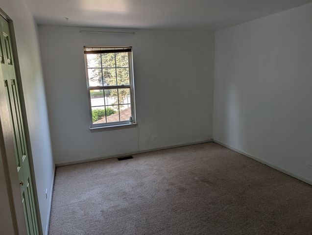 843 E Princeton Circle 843, Island Lake, IL 60042