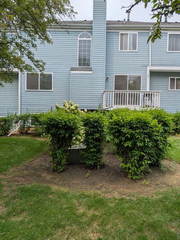 843 E Princeton Circle 843, Island Lake, IL 60042