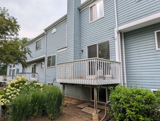 843 E Princeton Circle 843, Island Lake, IL 60042