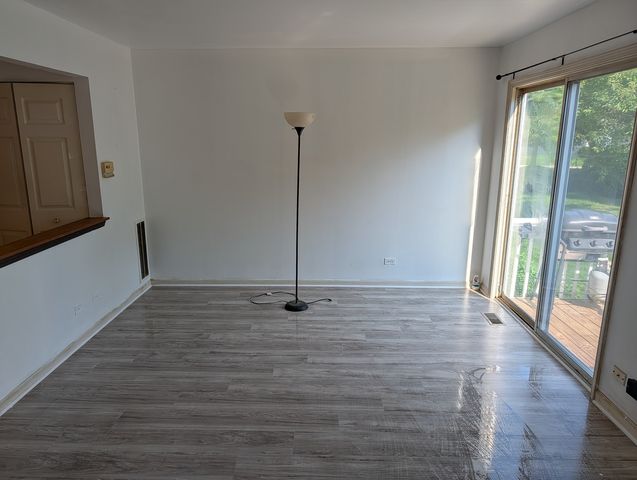 843 E Princeton Circle 843, Island Lake, IL 60042