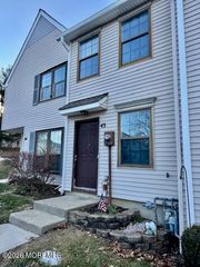 43 Queens Way, Englishtown, NJ 07726