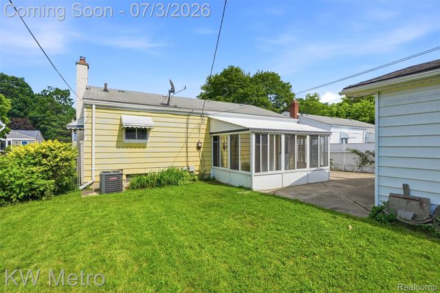 732 Hecht Drive, Madison Heights, MI 48071